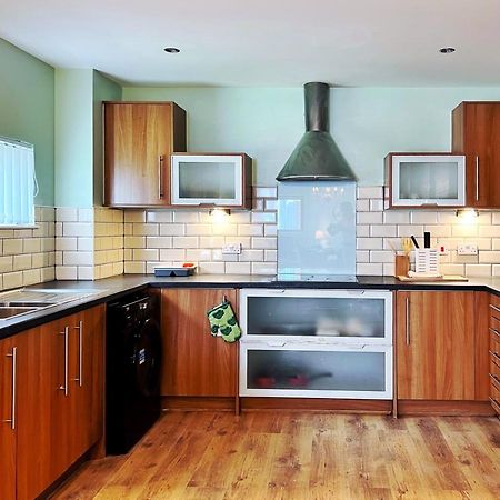 Retro Seaside Apt With Patio Apartment Swansea Exterior photo
