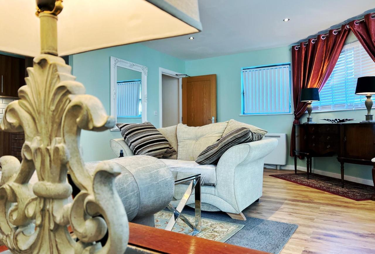 Retro Seaside Apt With Patio Apartment Swansea Exterior photo